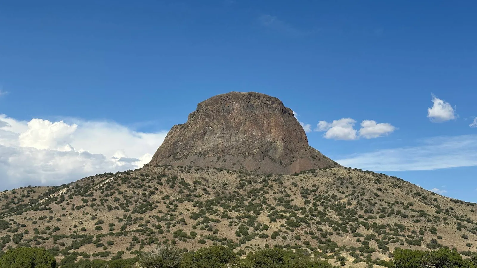 Scenic view of Cabezon Peak