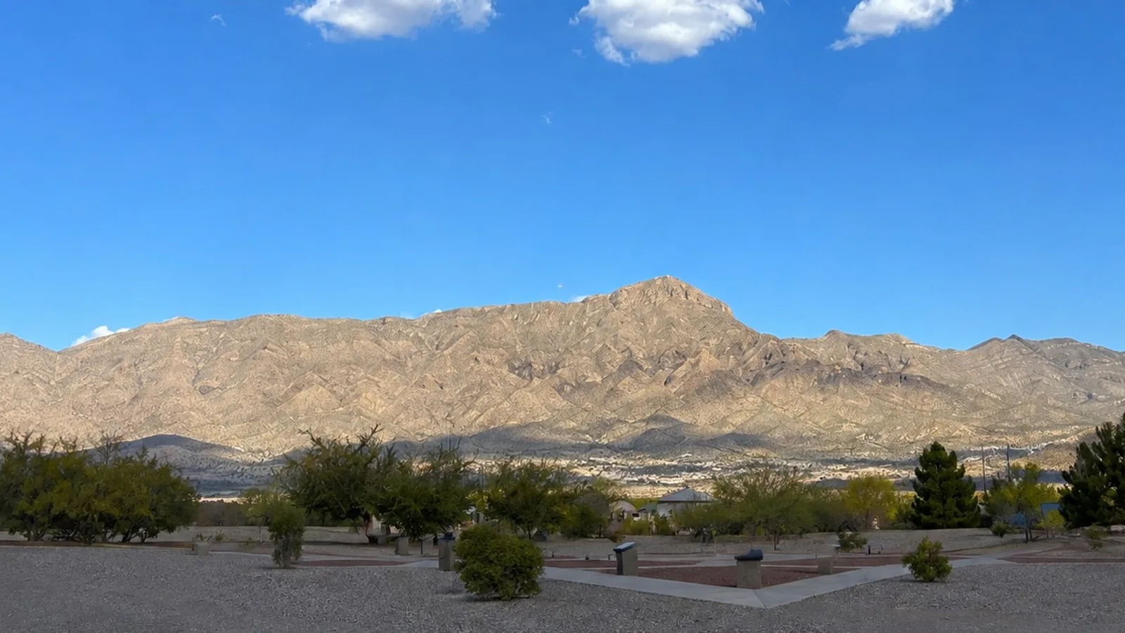 Scenic view of Turtleback Mountain